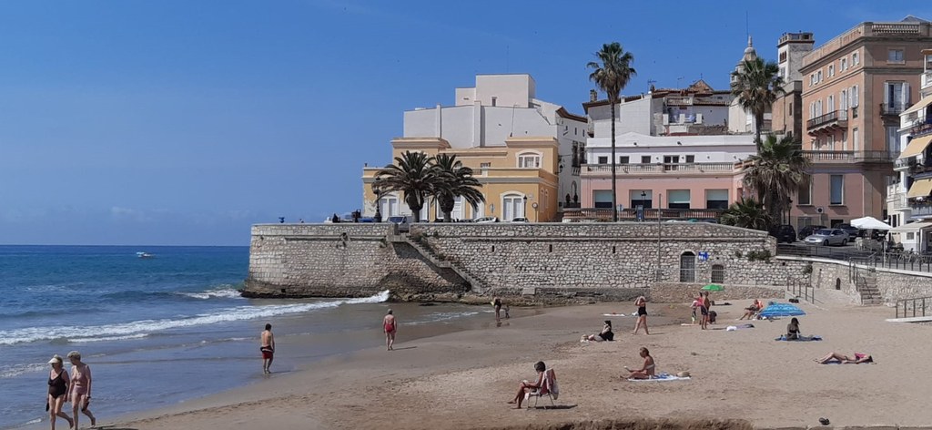 Les platges de la Marina d’Aiguadolç, la Barra, la Ribera, Les Botigues i Sant Sebastià han rebut la distinció de la bandera blava, un reconeixement que premia la gestió ambiental, la qualitat de l’aigua i la seguretat de platges, entre altres aspectes.