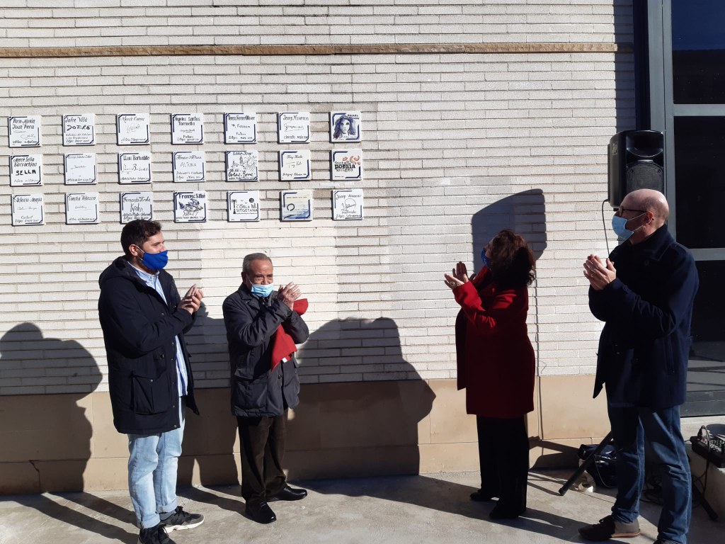 Sitges ret homenatge al pessebrista Josep Aleacar amb la descoberta d’una placa a la Plaça dels Artistes