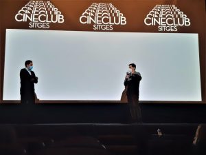 Fa 8 anys un grup d’apassionats pel cinema van posar en marxa el Cineclub Sitges amb la intenció d’oferir una programació periòdica de cinema independent en versió original a la vila. La presentació oficial de l’entitat i la primera projecció va ser el 24 de gener de 2013 al Cinema Prado amb la pel·lícula inaugural ‘Cesare deve morire’ dels Germans Taviani en V.O.S. Aquest 2021 per celebrar el 8è aniversari amb el públic fidel, l’entitat ha preparat un acte especial que ha comptat amb la presència del president del Cineclub Sitges, David Cuesta, i el regidor de Cultura, Xavier Salmerón. En aquesta ocasió, la vetallada amb totes les mesures de seguretat a causa de la pandèmia de la Covid-19, ha servit per compartir en comunitat la reivindicació pel cinema tot i que el coronavirus ha afectat molt el sector.