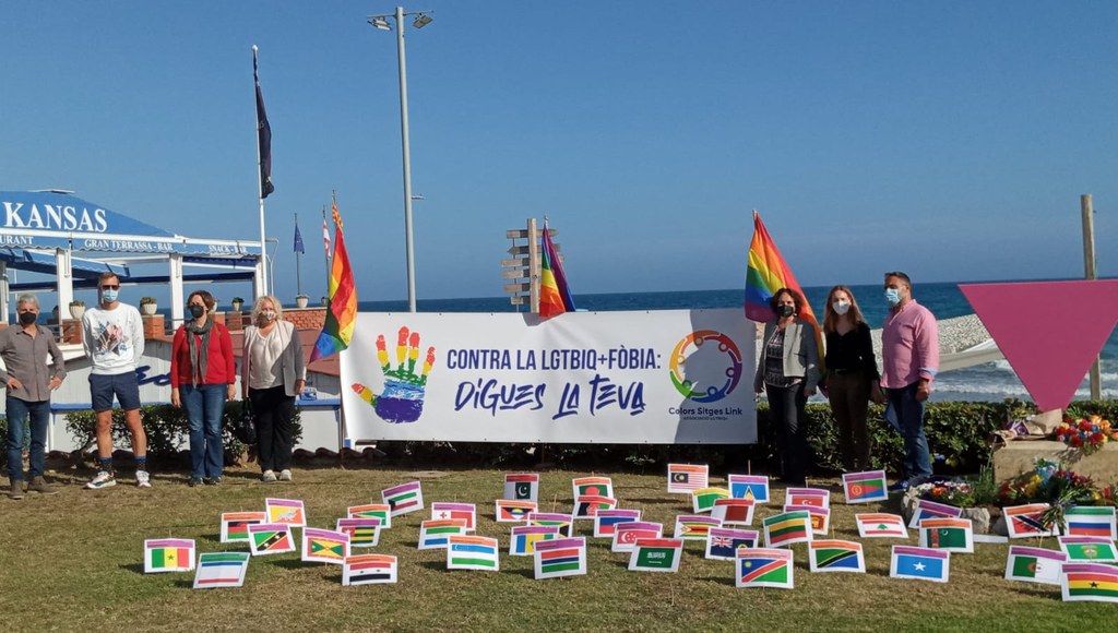 Durante el acto se ha leído el Manifiesto 'Contra la LGTBIQ + fobia: Di tu!' en tres idiomas (catalán, castellano e inglés) y también se ha realizado una ofrenda floral para reivindicar la diversidad sexual y de género.